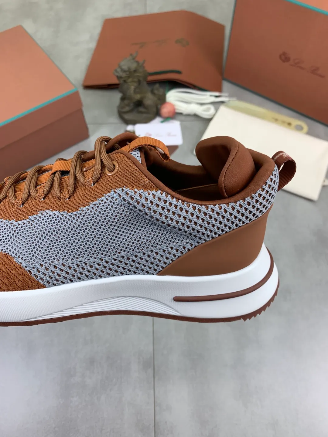 Men's men's shoes 💰P542 New style 💰High quality The latest casual shoes Loro Piana 💯Top grade💯Buy the original copy💯 Founded the existing Loro Piana company on April 24, 1924. The family has been operating for the sixth generation, providing top quality products to customers who are discerning in taste and quality. Imported original fly woven fabrics with cowhide fabric, plain calfskin lining, hand-stitched threads with cowhide feet, original packaging, high-end outsole, size: 38-46, multiple colors available, complete package